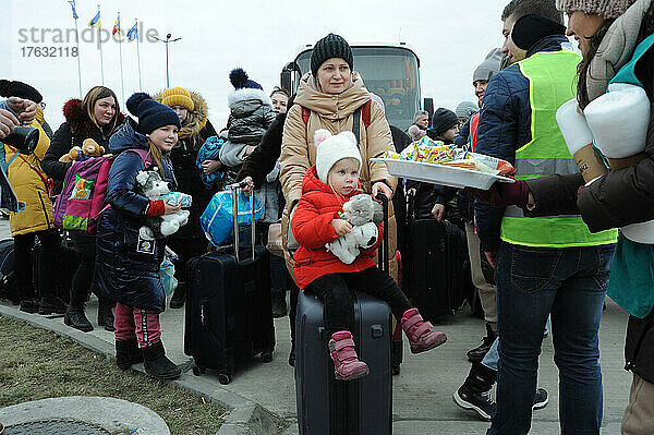 Aufnahme ukrainischer Flüchtlinge am Grenzposten Isaccea am Schwarzen Meer in Rumänien.