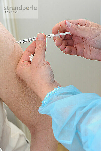 Krankenschwester injiziert Covid-19-Impfstoff. Covid-19-Impfzentrum in Abbeville (80)  Pfizer-Impfstoff.