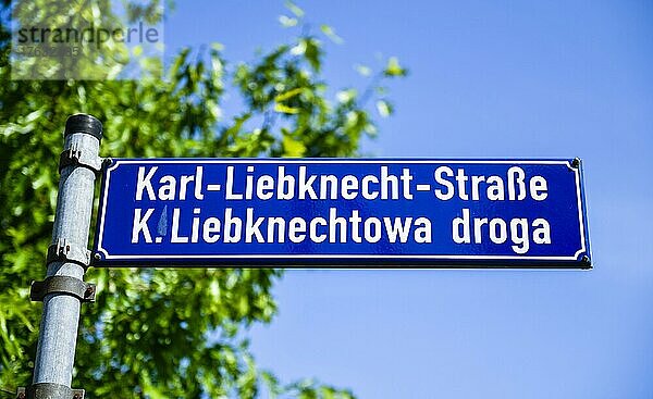 Mehrsprachiges Straßenschild Sorbisch und Deutsch  Karl-Liebknecht-Straße  Cottbus  Brandenburg  Deutschland  Europa
