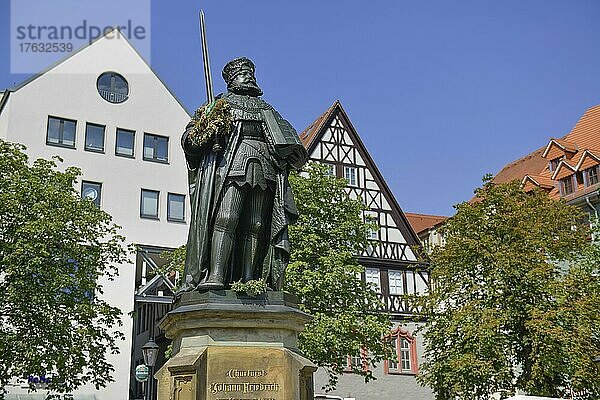 Hanfried  Bronzestandbild Kurfürst und Universitätsgründer  Johann Friedrich der Großmütige  Markt  Jena  Thüringen  Deutschland  Europa