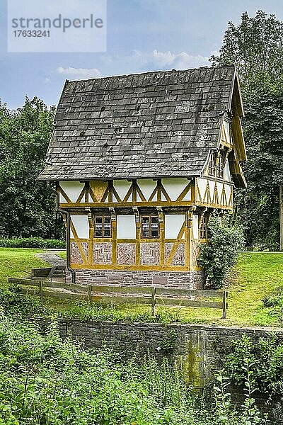 Altes Pegelhaus an der Weser  Holzminden  Niedersachsen  Deutschland  Europa