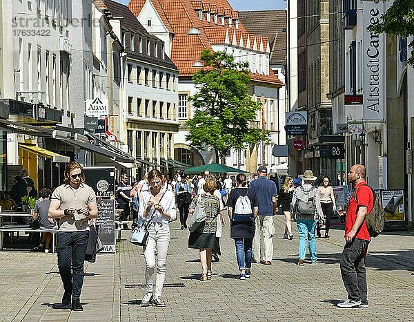 Straßenszene  Einkaufstraße Obernstraße  Bielefeld  Nordrhein-Westfalen  Deutschland  Europa