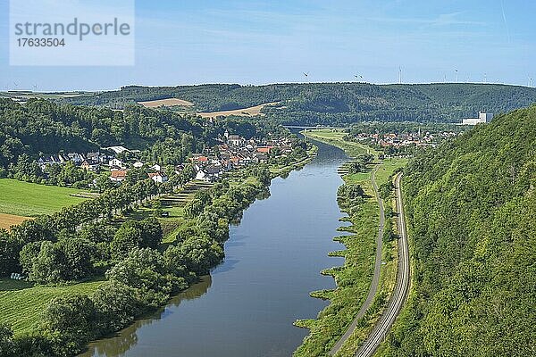 Blick in das Wesertal vom Weser-Skywalk Richtung Würgassen  Beverungen  Nordrhein-Westfalen  Deutschland  Europa
