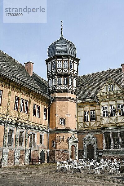 Schlosshof  Schlossturm  Schloss Bevern  Niedersachsen  Deutschland  Europa