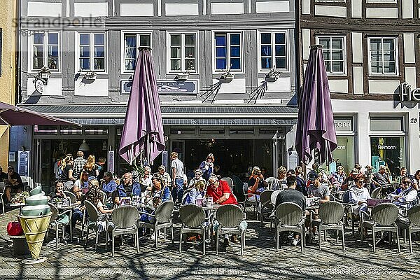 Straßencafé  Bäckerstraße  Altstadt  Hameln  Niedersachsen  Deutschland  Europa