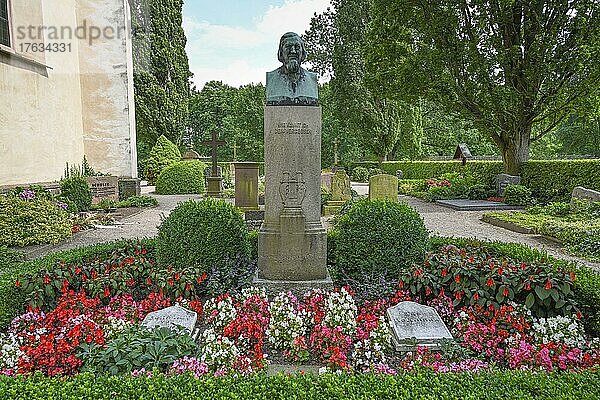 Grab Dichter Deutschlandlied Heinrich von Fallersleben  Friedhof  Garten  Benediktinerabtei Corvey  Höxter  Nordrhein-Westfalen  Deutschland  Europa