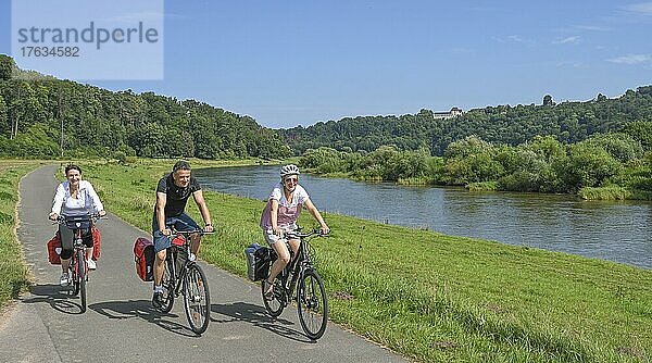 Radfahrer  Weserradweg nahe Wehrden  Nordrhein-Westfalen  Deutschland  Europa