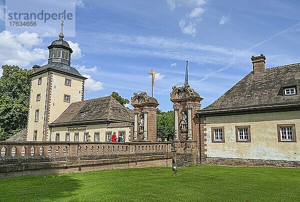 Vorburg mit Nordturm  Eingang  Toranlage  Benediktinerabtei Corvey  Höxter  Nordrhein-Westfalen  Deutschland  Europa