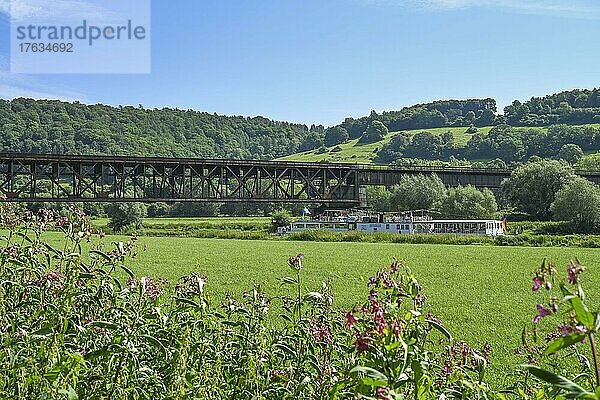 Eisenbahnbrücke über die Weser bei Blankenau  Nordrhein-Westfalen  Deutschland  Europa