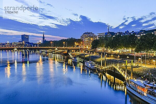 Weser  Martinianleger  Weserpromenade  Bremen  Deutschland  Europa