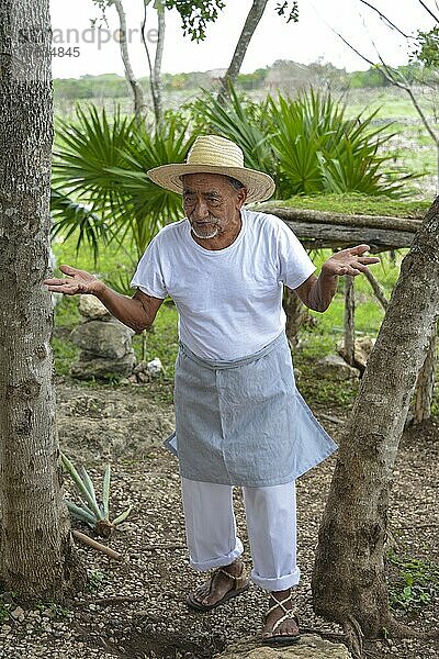 Alter Farmer erklärt die Produktion von Sisal  Landwirtschaftsmuseum  Produktion von Sisalfasern  Hacienda Sotuta de Peon  Yucatan  Mexiko  Mittelamerika