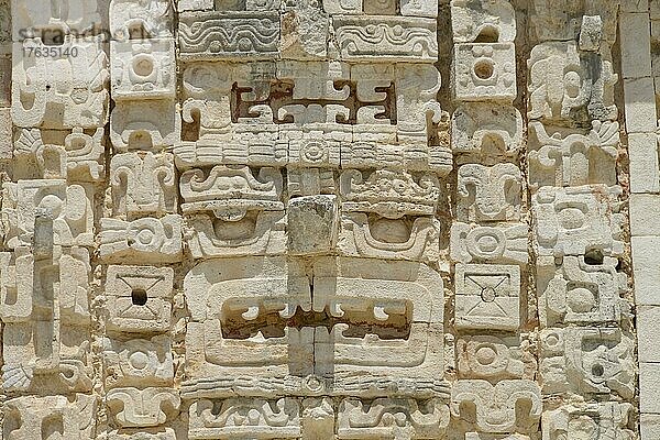 Maske  Nonnenviereck (Cuadrangulo de las Monjas)  Uxmal  Yucatan  Mexiko  Mittelamerika