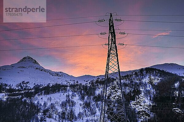Sonnenuntergang  Strommast  Vallee des Belleville  Departement Savoie  Frankreich  Europa