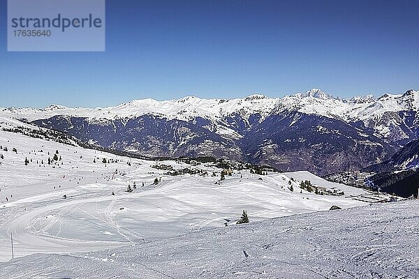 Skipiste und Bergwelt bei Couchevel Moriond  Vallee de Courchevel  Departement Savoie  Frankreich  Europa