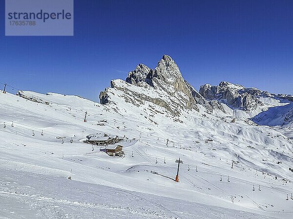 Skigebiet an der Geisler Gruppe  Furchetta und Saß Rigais  Gröden  Dolomiten  Italien  Europa