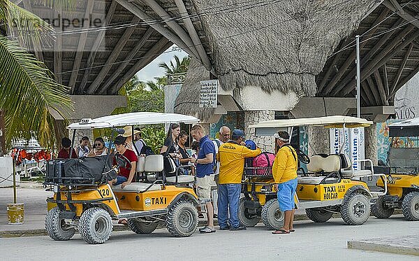 Touristen  Golfbuggys  Holbox  Isla Holbox  Quintana Roo  Mexiko  Mittelamerika