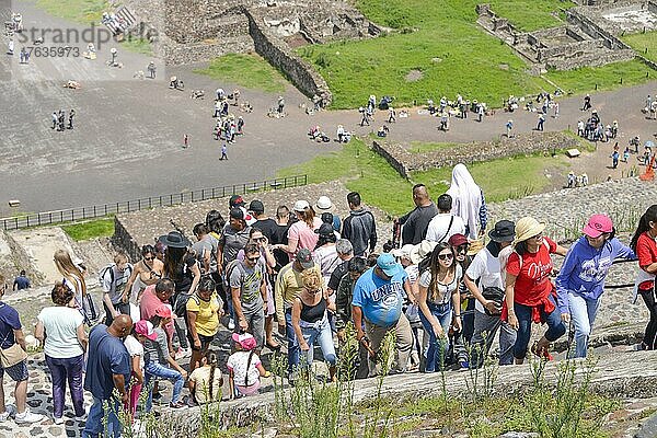 Touristen  Besteigung Sonnenpyramide  Ruinenstadt Teotihuacan  Mexiko  Mittelamerika