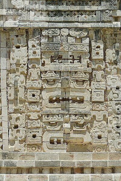 Maske  Nonnenviereck (Cuadrangulo de las Monjas)  Uxmal  Yucatan  Mexiko  Mittelamerika