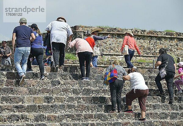 Touristen am Tempel des Quetzalcoatl  Ruinenstadt Teotihuacan  Mexiko  Mittelamerika