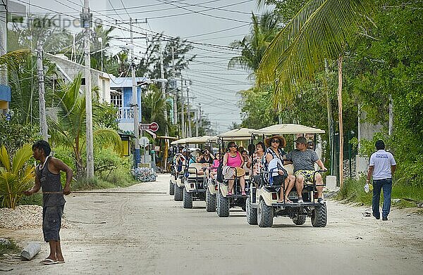 Touristen  Golfbuggys  Hauptstraße  Holbox  Isla Holbox  Quintana Roo  Mexiko  Mittelamerika