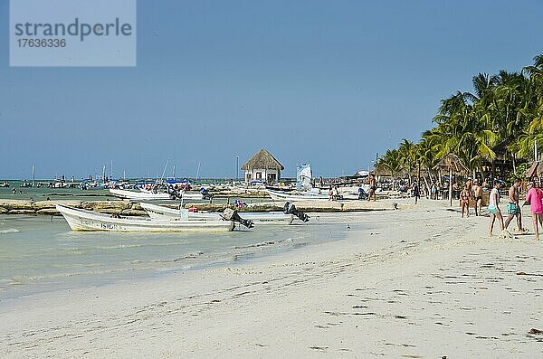 Motorboote  Sandstrand  Isla Holbox  Quintana Roo  Mexiko  Mittelamerika