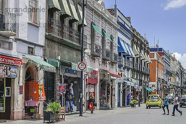 Straßenszene  Altbauten  Altstadt  Puebla  Mexiko  Mittelamerika