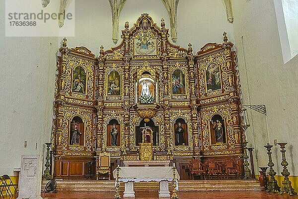 Marienfigur  Hochaltar  Kirche  Convento de San Antonio de Padua  Izamal  Yucatan  Mexiko  Mittelamerika