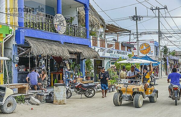 Spaziergänger  Touristen  Golfbuggy  Hauptstraße  Holbox  Isla Holbox  Quintana Roo  Mexiko  Mittelamerika