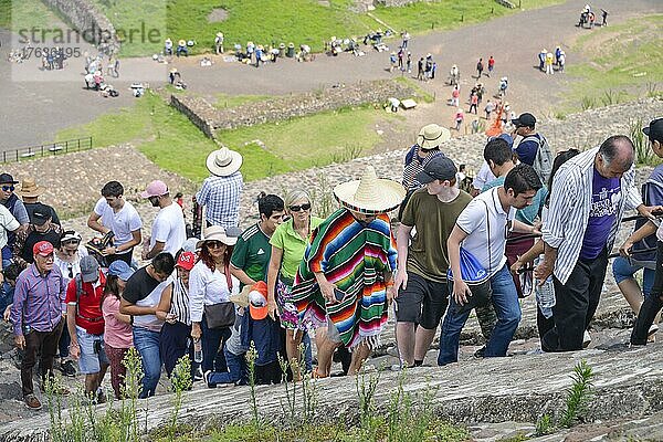 Touristen  Besteigung Sonnenpyramide  Ruinenstadt Teotihuacan  Mexiko  Mittelamerika