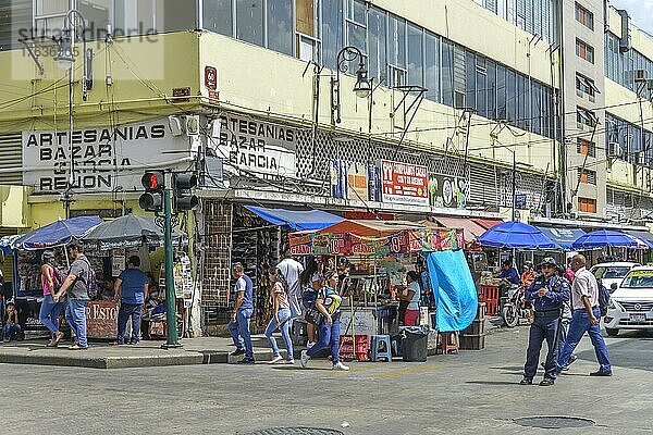 Straßenszene  Menschen  Calle 60  Merida  Yucatan  Mexiko  Mittelamerika