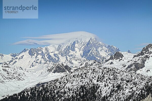 Mont Blanc Massiv  im Vordergrund Berge des Vallee de Courchevel  Departement Savoie  Frankreich  Europa