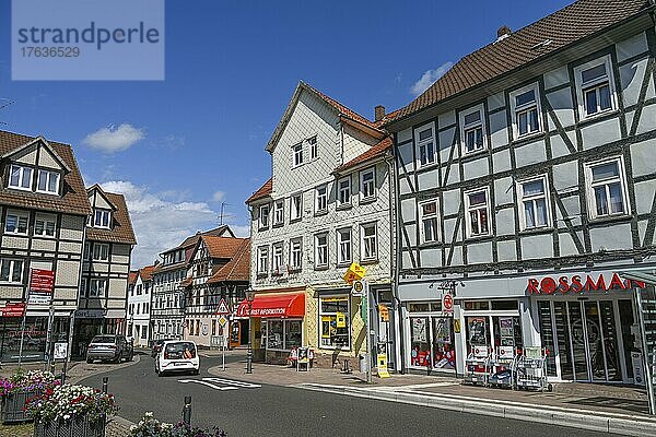 Straßenszene  Am Markt  Altstadt  Witzenhausen  Hessen  Deutschland  Europa