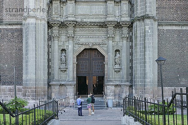 Portal  Alte Basilika Maria de Guadalupe  Mexiko Stadt  Mexiko  Mittelamerika