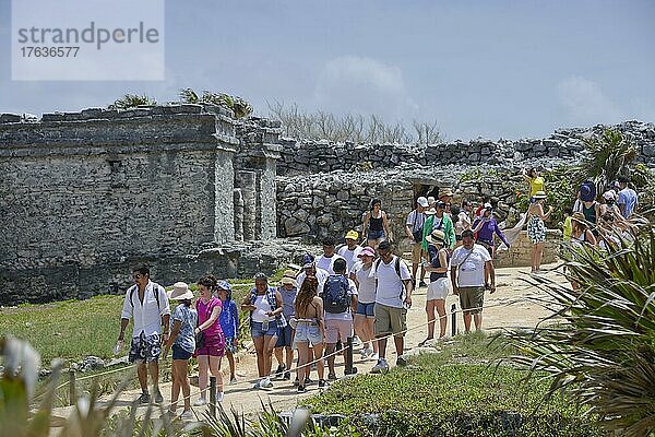 Touristen  Mayaruinen  Tulum  Quintana Roo  Mexiko  Mittelamerika