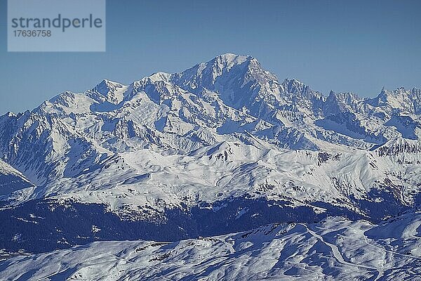 Mont Blanc Massiv  im Vordergrund Berge des Vallee de Courchevel  Departement Savoie  Frankreich  Europa