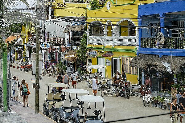 Spaziergänger  Touristen  Golfbuggys  Hauptstraße  Holbox  Isla Holbox  Quintana Roo  Mexiko  Mittelamerika