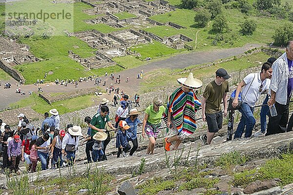 Touristen  Besteigung Sonnenpyramide  Ruinenstadt Teotihuacan  Mexiko  Mittelamerika