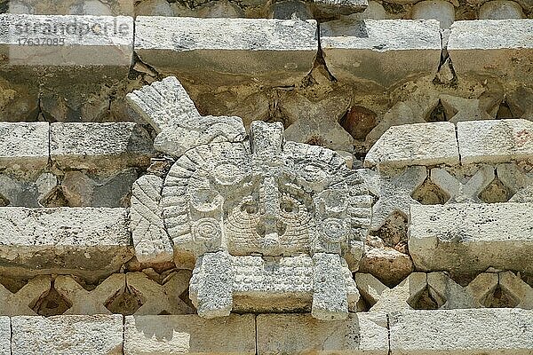 Maske  Nonnenviereck (Cuadrangulo de las Monjas)  Uxmal  Yucatan  Mexiko  Mittelamerika