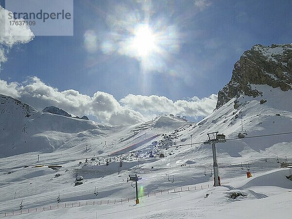 Skipisten  Pordoijoch  Dolomiten  Italien  Europa