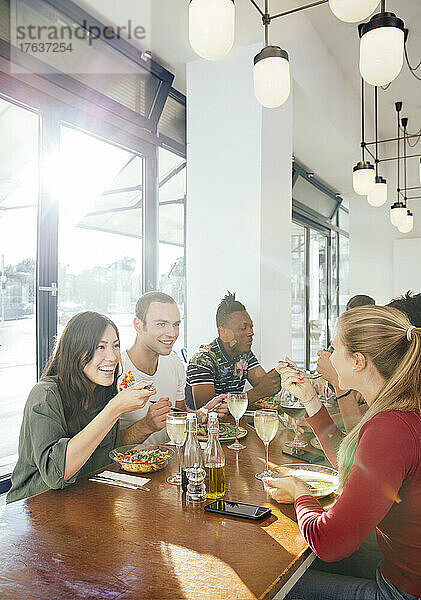 Eine Gruppe von Freunden genießt das Essen im Restaurant