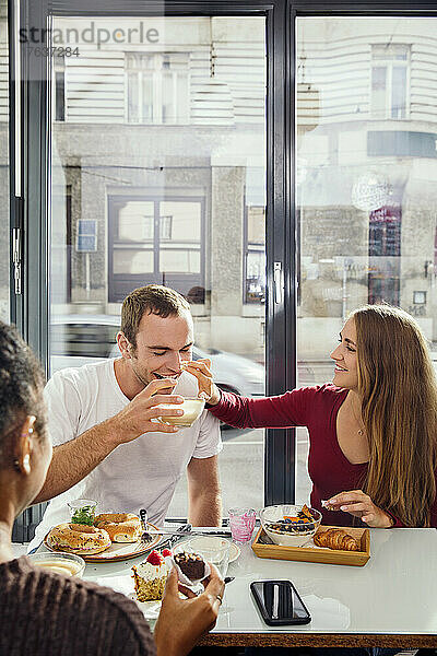 Lächelndes Paar genießt Frühstück im Restaurant