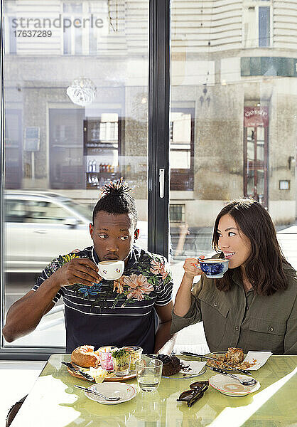 Paar genießt Frühstück im Restaurant
