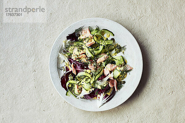 Draufsicht auf Salat mit Thunfisch auf dem Teller