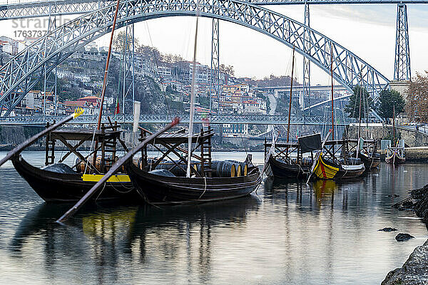 Portugal  Porto  Luis-I-Brücke und traditionelle ÊrabeloÊ-Boote auf dem Fluss Douro