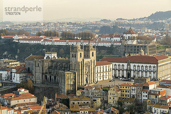 Portugal  Porto  Luftaufnahme der Kathedrale und des Klosters Serra do Pilar