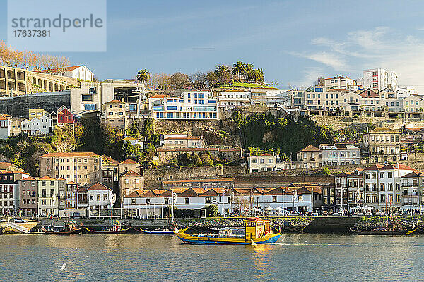 Portugal  Porto  Ausflugsboot auf dem Fluss Douro  vorbei an Vila Nova de Gaia