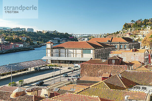 Portugal  Porto  Dächer von Altstadtgebäuden und Fluss Douro