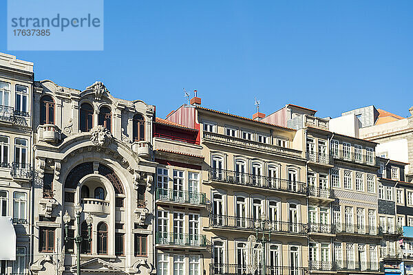 Portugal  Porto  Fassaden von Wohngebäuden in der Altstadt