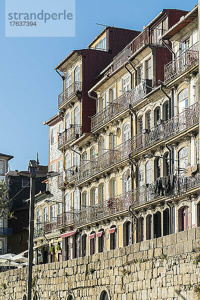 Portugal  Porto  Fassaden traditioneller Häuser in der Altstadt