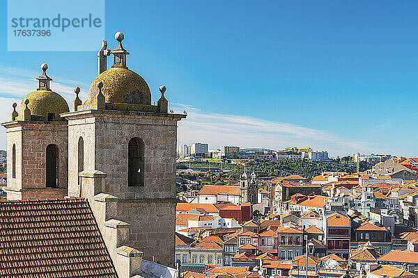 Portugal  Porto  Türme der Kirche Dos Grilos und Dächer der Altstadt